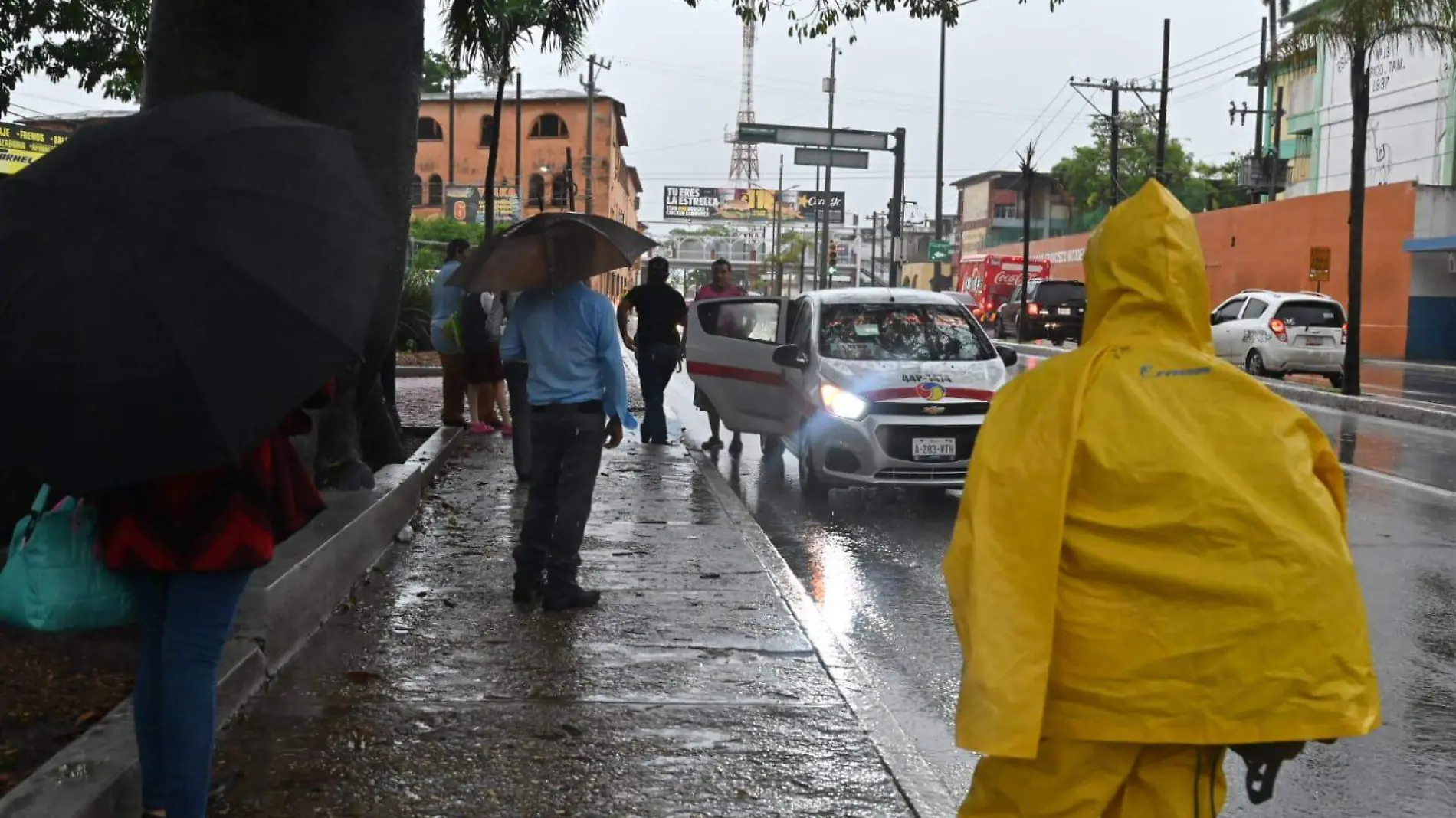 Usuarios han permanecido de pie en las esquinas o en los puntos de toma de ruta en espera de que llegue una unidad